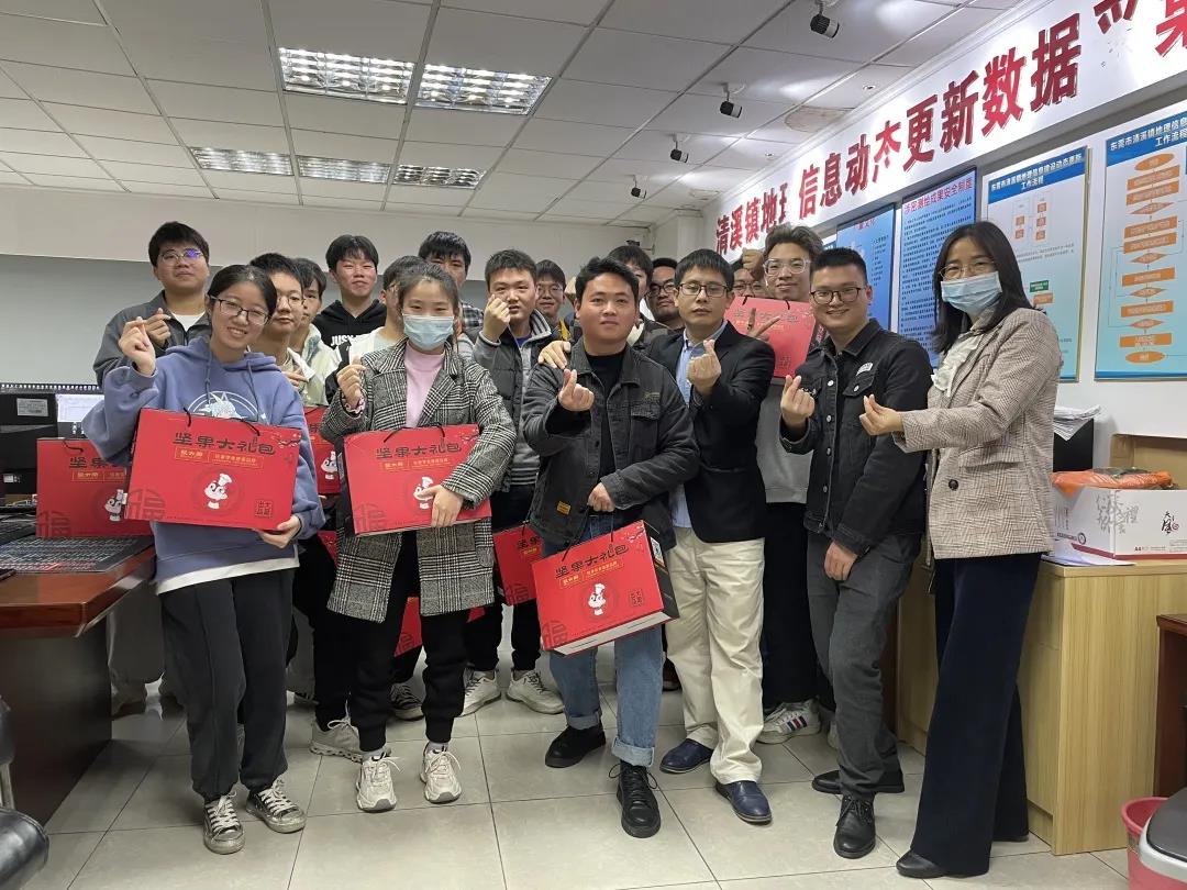 走访慰问，，，，，，，年货上门，，，，，，，抖圈集团多项举措确保项目部员工“就地”过好年！