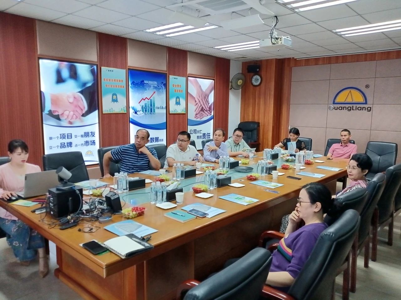 高州市根子镇政府党委及商会领导一行莅临抖圈集团交流座谈共谋发展