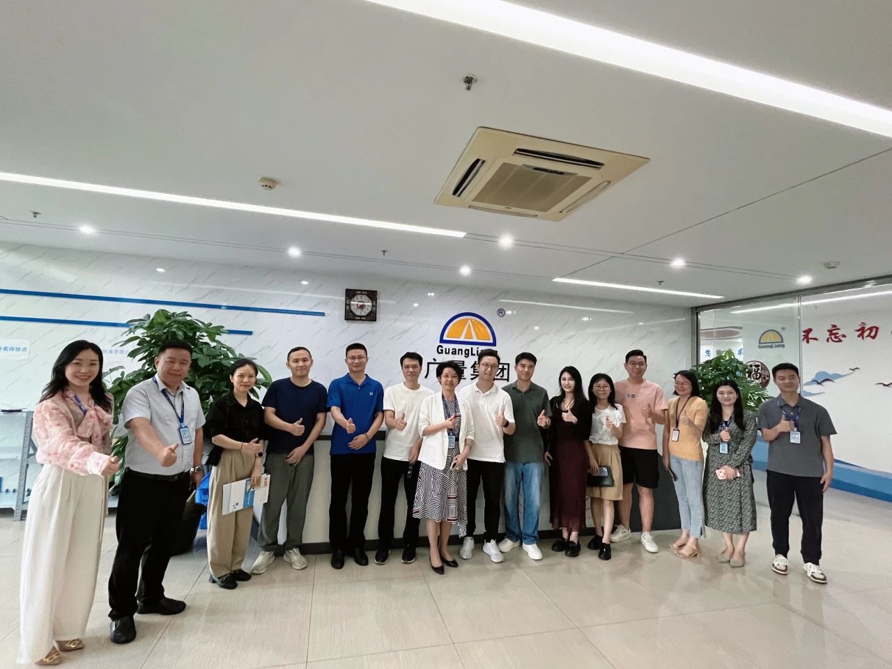 东莞南城城市更新中心携企业考察团莅临抖圈集团参观交流