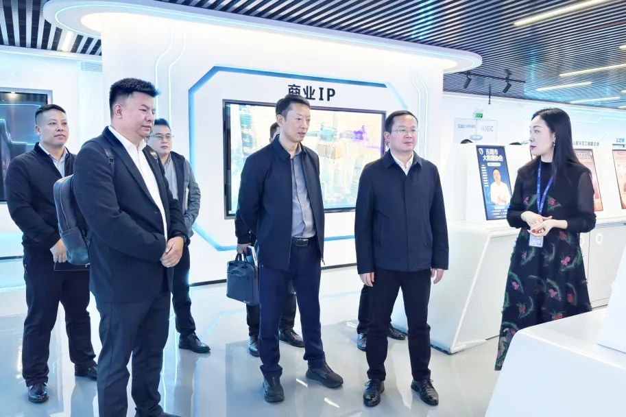 铜仁市大数据局党组书记、局长雷宏一行莅临抖圈集团参观交流