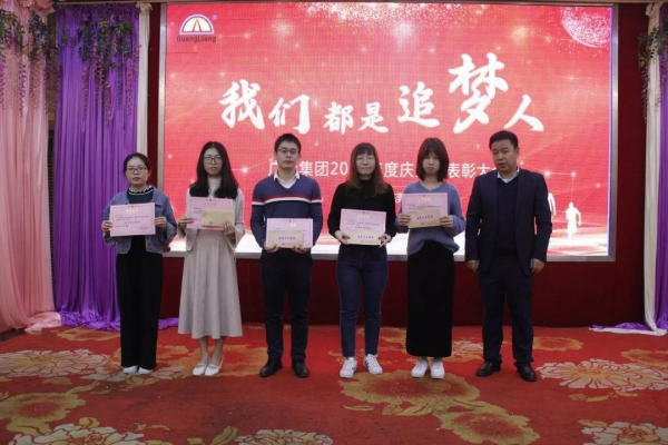一名党员，，，，，，，，就是一面鲜红的旗帜